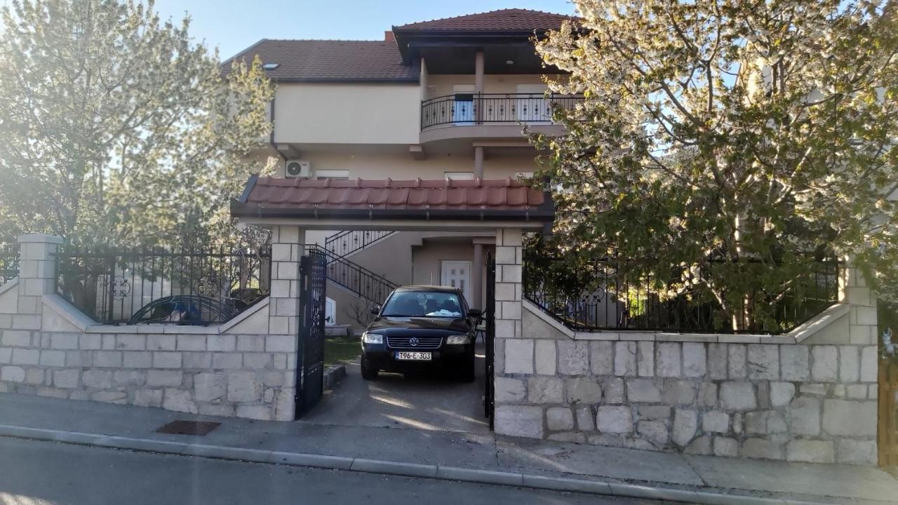 טרביניה Apartments Pravica מראה חיצוני תמונה